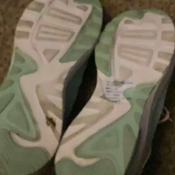 Fabletics sneaker w7 green and pink , nice used condition. Only worn a few times - Picture 4 of 6